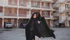 Asghar Farhadi Instagram - .
 ۱۳ جولای (۲۲ تیرماه) اولین نمایش 
«قهرمان»در بخش مسابقه فستیوال کن

فیلم سینمایی «قهرمان» به کارگردانی اصغر فرهادی، ساعت ۱۵:۳۰ روز ۱۳ جولای (۲۲ تیر) در سالن «گرند لومیر» فستیوال کن به روی پرده خواهد رفت. 

در فیلم «قهرمان» امیر جدیدی، محسن تنابنده، فرشته صدرعرفایی، سحر گلدوست، احسان گودرزی، مریم شاه‌داعی، علیرضا جهاندیده، صالح كريمايی، فرخ نوربخت، محمد عاقبتی و سارینا فرهادی به همراه جمعی دیگر از بازیگران که اغلب چهره‌های جدید هستند، مقابل دوربین رفته‌اند.

عوامل این فیلم عبارتند از:
کارگردان: اصغر فرهادی، نویسنده: اصغر فرهادی (با تشکر از سعید فرهادی)، تهیه‌کنندگان: اصغر فرهادی و الکساندر ماله‌گی، مدیر فیلمبرداری: علی قاضی، تدوین:هایده صفی‌یاری، صدابردار: مهدی صالح کرمانی، طراحی و تدوین صدا: محمدرضا دلپاک، میکس صدا: برونو تری‌یر، مجری طرح: حمیدرضا قربانی، مدیر تولید: محمد یمینی، فیلمبردار: آرش رمضانی، طراح صحنه: مهدی موسوی، طراح لباس: نگار نعمتی، طراح چهره‌پردازی: مهرداد میرکیانی، مدیر برنامه‌ریزی: پریسا گرگین، دستیار اول کارگردان: امین خنکال، دستیار دوم کارگردان: بهنام راهنمایی، منشی صحنه: غزل رشیدی، دستیار تولید: مهرداد مهرپویان، مدیر تدارکات: مهدی عباسی‌پور، اصلاح رنگ: فرهاد قدسی، جلوه‌های تصویری: فرید ناظر فصیحی، عکاس: امیرحسین شجاعی، روابط عمومی: ثمین مهاجرانی 

#اصغر_فرهادی #AsgharFarhadi #AHero #CannesFilmFestival