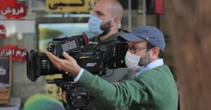 Asghar Farhadi Instagram - .
اصغر فرهادی، برنده جایزه بهترین کارگردانی از جوایز اسکرین آسیا پاسیفیک شد

با اعلام نام برندگان جوایز اسکرین آسیا پاسیفیک (Asia Pacific Screen Awards)، اصغر فرهادی برای فیلم «قهرمان» برنده‌ی جایزه بهترین کارگردانی این دوره از جوایز آپسا شد.  جایزه بهترین فیلم این دوره به فیلم «ماشینم را بران» از ژاپن رسید.
«قهرمان» فرهادی در چهار رشته بهترین فیلم، بهترین فیلمنامه، بهترین کارگردانی و بهترین بازیگر نقش اول مرد نامزد دریافت جایزه در جوایز اسکرین آسیا پاسیفیک بود که اصغر فرهادی موفق به دریافت جایزه بهترنی کارگردانی شد.
«قهرمان» بر پرده سینماهای سراسر ایران است و در دو هفته اول دویست و پنج‌هزار تماشاگر به تماشای این فیلم نشسته‌اند.

عکس: امیرحسین شجاعی