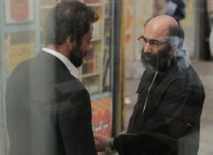 Asghar Farhadi Instagram - .
در حاشیه حضور «قهرمان» در وایادولید اسپانیا؛
روزنامه اسپانیایی: قهرمان از عالی‌ترین فیلم‌های قرن است

روزنامه لاراسون اسپانیا فیلم «قهرمان»، تازه‌ترین فیلم اصغر فرهادی را به عنوان یکی از «عالی‌ترین فیلم‌های قرن» توصیف کرد.
«قهرمان»، برنده جایزه بزرگ داوران جشنواره کن در بخش اصلی شصت و ششمین جشنواره وایادولید اسپانیا با حضور امیر جدیدی، بازیگر نقش اصلی فیلم به نمایش درآمده است. به نوشته لاراسون «قهرمان» از جمله بخت‌های اصلی کسب جایزه اسکار به عنوان بهترین فیلم غیرانگلیسی زبان است.
لاراسون می‌نویسد:همواره شخصیت‌های ادبیات کلاسیک به نوعی در آثار فرهادی حضور دارند اما هیچگاه او اینگونه هامارتیا (نقیصه تراژیک) را به تصویر نکشیده بود؛ نقیصه‌ای که قهرمانان نه براساس خواسته خویش بلکه بنابر تقدیر به خود ویرانی کشیده می‌شوند.
به نوشته لاراسون عنوان «قهرمان» تنها بیان زندگی یک زندانی بدهکار که سکه‌هایی را به صاحبش بازمی‌گرداند و چهره‌ی رسانه‌ای می‌شود، نیست، بلکه می‌توان دریافت که نظرگاه فرهادی در ارتباط با این وجه از اسطوره کلاسیک است.
روزنامه اسپانیایی بازی امیر جدیدی را در نقش اصلی فیلم بسیار درخشان می‌خواند و می‌افزاید که فرهادی به بهانه این نقش، جامعه ایران را تجزیه و تحلیل می‌کند؛ جامعه‌ای که عمیقا تحت تاثیر «آبرو» و دفاع از ارزش‌های خویش است و معمولا آبرو در آن به هدف تبدیل شود و نه وسیله.
لاراسون این فیلم را همچون ضمیمه‌ای بر «جنایت و مکافات» و به نوعی وارث رنج «رادیون رومانویچ» قهرمان این اثر قلمداد می‌کند.
به تعبیر منتقد روزنامه اسپانیایی، «قهرمان» اثری پخته و دقیق درباره «آبرو» است یا دست کم تلقی پی‌آمدهای از دست دادن آن به عنوان تنها داشته فرد است. همانند آشیل و پاشنه‌اش  یا «افسانه اورفئوس»، قهرمان داستان فرهادی نه می‌تواند خود را از تصورات «قهرمانی» برهاند و نه به آرامش برسد.
لاراسون این فیلم را موفقیت بدون چون و چرای فرهادی می‌خواند و می‌افزاید این اثر ترسیم رسانه‌ای قهرمانی موقت، زودگذر و همدلی با اوست.

(ادامه‌ی مطلب در کامنت اول)
