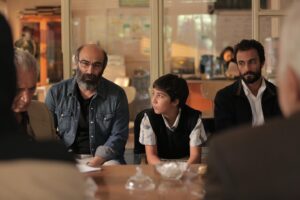 Asghar Farhadi Instagram - پیشتازی «قهرمان» در نامزدی جوایز آسیا پاسفیک 
با نامزدی امیر جدیدی در رشته بهترین بازیگر نقش اول مرد؛
«قهرمان» درچهار رشته اصلى جوايز آسیاپاسیفیک نامزد شد

با اعلام نامزدهای چهاردهمین دوره جوایز آسیاپاسیفیک، «قهرمان» پیشتاز دریافت جوایز در این دوره از Asia Pacific Screen Awards شد. به نقل از ددلاین، فیلم «قهرمان» به کارگردانی اصغر فرهادی در کنار فیلم «ماشینم را بران» به کارگردانی ریوسوکه، بیشترین تعداد نامزدی را در این دوره از جوایز آسیاپاسیفیک کسب کرده‌اند. 
«قهرمان» نامزد دریافت جوایز بهترین فیلم (اصغر فرهادی و الکساندر ماله‌گی)، بهترین کارگردان (اصغر فرهادی)، بهترین فیلمنامه (اصغر فرهادی) و بهترین بازیگر نقش اول مرد (امیر جدیدی) است.
ددلاین گزارش می‌دهد که در چهاردهمین دوره این جوایز، سی و هشت فیلم از کشورهای مختلف منطقه آسیاپاسیفیک برای کسب جوایز این دوره در بخش‌های گوناگون حضور دارند. برندگان این جوایز در تاریخ یازدهم نوامبر (بیستم آبان ماه) اعلام خواهند شد.

عکس: امیرحسین شجاعی