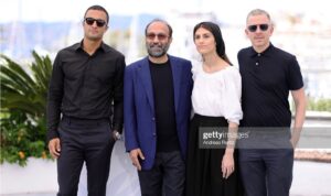 Asghar Farhadi Instagram - .
عوامل فیلم «قهرمان» در مراسم فوتوکال این فیلم در فستیوال فیلم کن

#Cannes2021 #AsgharFarhadi