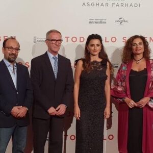 Asghar Farhadi Instagram - اولین نمایش فیلم تازه فرهادی با حضور وزیران فرهنگ و دارایی دولت اسپانیا در مادرید
.
.
.
عکس (از راست به چپ): ماریا خسوس مونترو (وزیر دارایی اسپانیا)، پنه‌لوپه کروز، خوسه گیرائو (وزیر فرهنگ اسپانیا)، اصغر فرهادی
.
.
.
به گزارش ایلنا،اولین نمایش عمومی «همه می‌دانند» فیلم اسپانیایی اصغر فرهادی چهارشنبه شب 22 شهریور  در مادرید برگزار شد.خوسه گیرائو وزیر فرهنگ، ماریا خسوس مونترو وزیر دارایی اسپانیا و صدها تن از اهل فرهنگ و هنر این کشور به تماشای این فیلم در مجموعه سینمایی کایائو نشستند.

پنه لوپه کروز، خاویر باردم و دیگر بازیگران فیلم به همراه گروه همکار فرهادی در ساخت این اثر در این نمایش حضور داشتند.

اشتیاق برای دیدن اولین نمایش «همه می‌دانند» به حدی بود که  ناچار دو سالن مجموعه کایائو در مرکز مادرید را به آن اختصاص دادند.نمایش سراسری «همه می‌دانند» از جمعه شب در شمار زیادی از سینماهای شهرهای اسپانیا آغاز خواهد شد.

قبل از نمایش فیلم اصغر فرهادی گفت که قدردان سینما و مردم اسپانیا به عنوان میزبانی بسیار دلپذیر است. وی همچنین همراهی و همدلی بازیگران و دیگر اعضای گروهش را عالی خواند و از آنان سپاسگزاری کرد.

علاوه بر پنه لوپه کروز و خاویر باردم و ریکاردو دارین آرژانتینی، بازیگران به نامی چون ادوارد فرناندز، باربارا لنی، الویرا مینگز و ایما کوئستا در «همه می‌دانند» بازی کرده‌اند.

در پایان نمایش فیلم، تماشاگران حاضر در دو سالن سینما چند دقیقه به افتخار اصغر فرهادی وبازیگران دست زدند.

خوسه گیرائو وزیر فرهنگ اسپانیا نیز شخصاً به نزد فرهادی آمد و به هنرمند بزرگ کشورمان تبریک گفت.

وی «همه می‌دانند» را فیلم ارزشمندی برای سینمای اسپانیا خواند و برای موفقیت آن ابراز امیدواری کرد.