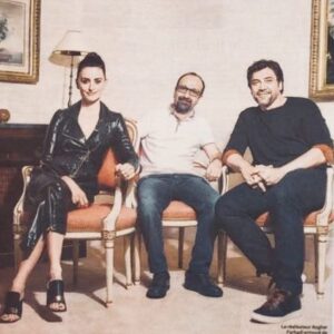 Asghar Farhadi Instagram - Promotion . Paris .
.
خاویر باردم در مصاحبه‌ای با خبرگزاری فرانسه درباره «همه می‌دانند» گفت وقتی این کارگردان ایرانی به او گفته که قصد دارد فیلمی به زبان اسپانیایی بسازد که داستانش در اسپانیا می‌گذرد، او تعجب کرده و گفته که تصمیم شجاعانه‌ای گرفته است. «بعد از دیدن فیلم گذشته متوجه شدم که او می‌تواند این کار را انجام دهد. این فیلم بیشتر از هر فیلم اسپانیایی که در اسپانیا ساخته شده، اسپانیایی است.» باردم در مقایسه فیلم «ویکی کریستینا بارسلونا» وودی آلن که در اسپانیا ساخته شده می‌گوید:«فیلم وودی آلن درباره کلیشه‌هاست، درباره چیزهایی که گردشگران خارجی به دنبالش هستند و به خاطر آن به بارسلونا سفر می‌کنند. اما اصغر فرهای چیز دیگری است. اصغر فرهادی خیلی واقع‌گراست. من در فیلم فرهادی رایحه اسپانیا را حس می‌کنم و این کشور را، این شهر را و آدم‌های توی فیلم را باور می‌کنم.» او درباره مشورت دادن به فرهادی درباره زبان اسپانیایی توضیح می‌دهد:«ما به او درباره زبان اسپانیایی و پیچیدگی‌هایش مشورت دادیم اما اصغر فرهادی پیش از شروع فیلم خیلی در این باره می‌دانست و نود و نه درصد فیلم، اثر خود اوست با همه عناصر فیلم‌هایش. شخصیت‌های فیلم‌های فرهادی اغلب آدم‌های خیلی خوب، ساده و مهربانی هستند که در شرایط خیلی سخت قرار می‌گیرند اما این‌بار، این جنبه دلهره آور فیلم است که شما را علاقمند می‌کند که بفهمید چه اتفاقی دارد می‌افتد و بعد روی صندلی میخکوب می‌شوید.» #asgharfarhadi #everybodyknows #اصغر_فرهادی