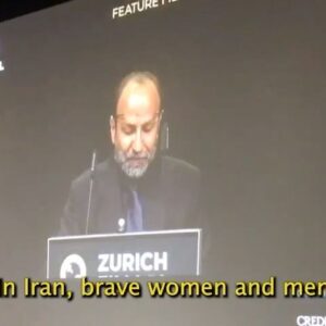 Asghar Farhadi Instagram - ۰

صحبت های اصغر فرهادی رئیس هیئت داوران فستیوال زوریخ 

به عنوان هیئت داوران مایلیم این بیانیه ویژه را ارائه دهیم.
.
.در حالی که مشغول تماشای فیلم هایی بودیم که موضوع بسیاری از آن ها انواع مختلف 
ظلم سیستماتیک است ، 
در ایران زنان و مردان شجاع برای آزادی و حقوق انسانی خود در خیابان ها دست به اعتراض زده اند.

ما از شجاعت شان 
شگفت زده ایم،
آن ها به ما امید می دهند .

ما داوران برای همبستگی در کنار آن ها 
می ایستیم . 

از شما تماشاگران دعوت می کنیم به افتخارشان بایستید و به این طریق به مهسا امینی که نامش نماد اعتراضات این روزهاست ادای احترام کنیم.

#مهسا_امینی