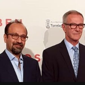 Asghar Farhadi Instagram - اولین نمایش فیلم تازه فرهادی با حضور وزیران فرهنگ و دارایی دولت اسپانیا در مادرید
.
.
.
عکس (از راست به چپ): ماریا خسوس مونترو (وزیر دارایی اسپانیا)، پنه‌لوپه کروز، خوسه گیرائو (وزیر فرهنگ اسپانیا)، اصغر فرهادی
.
.
.
به گزارش ایلنا،اولین نمایش عمومی «همه می‌دانند» فیلم اسپانیایی اصغر فرهادی چهارشنبه شب 22 شهریور  در مادرید برگزار شد.خوسه گیرائو وزیر فرهنگ، ماریا خسوس مونترو وزیر دارایی اسپانیا و صدها تن از اهل فرهنگ و هنر این کشور به تماشای این فیلم در مجموعه سینمایی کایائو نشستند.

پنه لوپه کروز، خاویر باردم و دیگر بازیگران فیلم به همراه گروه همکار فرهادی در ساخت این اثر در این نمایش حضور داشتند.

اشتیاق برای دیدن اولین نمایش «همه می‌دانند» به حدی بود که  ناچار دو سالن مجموعه کایائو در مرکز مادرید را به آن اختصاص دادند.نمایش سراسری «همه می‌دانند» از جمعه شب در شمار زیادی از سینماهای شهرهای اسپانیا آغاز خواهد شد.

قبل از نمایش فیلم اصغر فرهادی گفت که قدردان سینما و مردم اسپانیا به عنوان میزبانی بسیار دلپذیر است. وی همچنین همراهی و همدلی بازیگران و دیگر اعضای گروهش را عالی خواند و از آنان سپاسگزاری کرد.

علاوه بر پنه لوپه کروز و خاویر باردم و ریکاردو دارین آرژانتینی، بازیگران به نامی چون ادوارد فرناندز، باربارا لنی، الویرا مینگز و ایما کوئستا در «همه می‌دانند» بازی کرده‌اند.

در پایان نمایش فیلم، تماشاگران حاضر در دو سالن سینما چند دقیقه به افتخار اصغر فرهادی وبازیگران دست زدند.

خوسه گیرائو وزیر فرهنگ اسپانیا نیز شخصاً به نزد فرهادی آمد و به هنرمند بزرگ کشورمان تبریک گفت.

وی «همه می‌دانند» را فیلم ارزشمندی برای سینمای اسپانیا خواند و برای موفقیت آن ابراز امیدواری کرد.