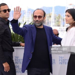 Asghar Farhadi Instagram - .
اصغر فرهادی، الکساندر ماله‌گی، امیر جدیدی، و سارینا فرهادی در مراسم فوتوکال فیلم «قهرمان» امروز در فستیوال کن

#AsgharFarhadi #AHero #Cannes2021