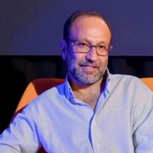 Asghar Farhadi Instagram - .
اصغر فرهادی، رئیس هیئت داوران فستیوال زوریخ شد

اصغر فرهادی ریاست  هیئت داوران بخش  اصلی فستیوال فیلم «زوریخ» را بر عهده دارد.

هجدهمین دوره فستیوال بین‌المللی فیلم زوریخ از تاریخ بیست و دوم سپتامبر تا دوم اکتبر (سی و یکم شهریور تا دهم مهر ماه) در کشور سوئیس برگزار می‌شود.

در کنار فرهادی، کلیو بارنارد فیلمساز بریتانیایی، پترا ولپه فیلمساز سوئیسی، پیودور گوستاوسن تهیه‌کننده سوئدی و دنیل درایفوس تهیه‌کننده آمریکایی، دیگر اعضای هیئت داوران بخش مسابقه بین‌المللی فستیوال فیلم زوریخ را تشکیل می‌دهند و مسئولیت انتخاب برنده جایزه چشم طلایی بهترین فیلم (و جایزه نقدی بیش از ۲۵ هزار دلاری این فستیوال) را بر عهده دارند.

اصغر فرهادی پیش از این یکی از داوران بخش اصلی فستیوال کن و برلین بوده و قبل‌تر نیز به عنوان ریاست داوران در فستیوال‌هایی همچون فستیوال پوسان کره جنوبی، استانبول فیلم فستیوال، مراسم آسیا پاسفیک (استرالیا)، بوسنی فیلم فستیوال، فستیوال بین‌المللی بمبئی هند، فستیوال ایروان (ارمنستان )و…حضور داشته است.
