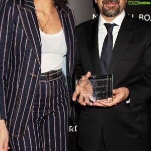 Asghar Farhadi Instagram - ‎ ‎
‎به مناسبت هفده ارديبهشت زادروز اصغر فرهادی
.
.
.
‎صحبت‌های ربکا میلر
‎درباره اصغر فرهادی
.
‎ربکا میلر، فیلمساز و دختر نویسنده مشهور امریکایی آرتور میلر در مراسم انجمن ملی نقد امریکا جایزه بهترین فیلم خارجی  سال٢٠١٧ را برای فیلم «فروشنده» به اصغر فرهادی اهدا ‎می‌كند. ربکا میلر، همسر دنیل دی لویس در این مراسم درباره سینمای اصغر فرهادی، سخن می‌گوید.
. 
اصغر فرهادی‎ پیش از این با فیلم‌های «جدایی نادر از سیمین»، «گذشته» ‎و «فروشنده» جایزه بهترین فیلم خارجی انجمن ملی نقد امریکا را دریافت کرده است.
‎
@parcinema