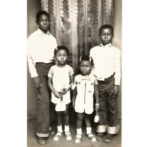 Ashionye Michelle Raccah Instagram - Taking it way back with this one. Spot little Ms. Ash... your clue is in the eyes 🤭 #tbt #siblings