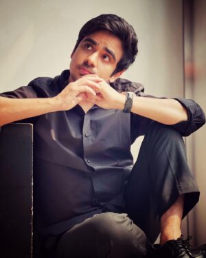 Ashish Verma Instagram - Photo khhichwate hue caption sochta hua ek insaan…

Hair: @talibshaikh__7666____ 
#actor #photooftheday #black