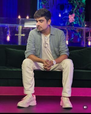 Ashish Verma Instagram - To spill or not to spill the beans 🫘 🤷
Styled by @pranalsaid 
Hair: @talibshaikh__7666____ 
Make up : @makeupbyroshan 
#iykyk #actor #actorslife #comingsoon