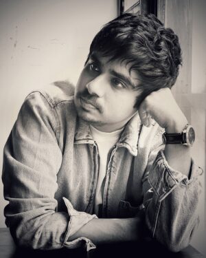 Ashish Verma Instagram - Life… is a bed of poses 🙈
@talibshaikh__7666____ 💇‍♂️
#blackandwhite