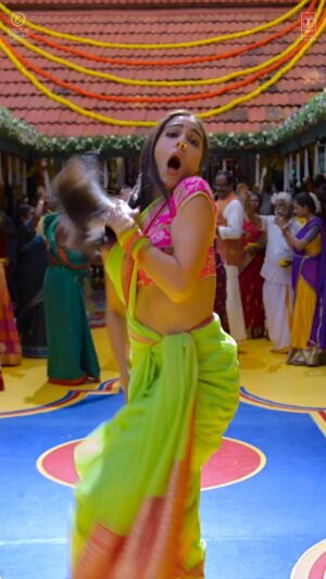 Ashish Verma Instagram - Jab dance floor pe aati hai humari Rinku to doston samajh jaana ki that is your cue 😉 
Come dance to the tunes of this chulbuli track! 
#ChakaChak out now! 

#AtrangiRe streaming from 24th December on #DisneyPlusHotstarMultiplex

@disneyplushotstar r @aanandlrai lrai @akshaykumar aykumar @dhanushkraja @saraalikhan95 @arrahman @shreyaghoshal #BhushanKumar @kamil_irshad_official @vijayganguly #HimanshuSharma @cypplofficial
#CapeOfGoodFilms @tseriesfilms @tseries.official https://bit.ly/ChakaChak-AtrangiRe