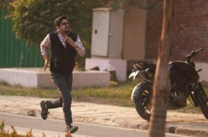 Ashish Verma Instagram - Running is good for health - Dr.Madhusudan
📷 @harjeetsphotography 
@aanandlrai #HimanshuSharma ❤️
#AtrangiRe steaming on @disneyplushotstar!!
#bts #drmadhusudan