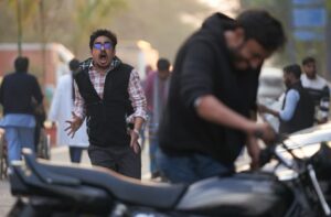 Ashish Verma Instagram - Running is good for health - Dr.Madhusudan
📷 @harjeetsphotography 
@aanandlrai #HimanshuSharma ❤️
#AtrangiRe steaming on @disneyplushotstar!!
#bts #drmadhusudan