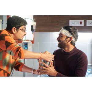 Ashish Verma Instagram - Start your day with a glass of milk...sambhal ke upar tak bhar ke laya hun... 
@aanandlrai #HimanshuSharma ❤️🥛🐐
#atrangire #bakri #bts #drmadhusudan