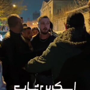 Ashkan Darvishi Instagram - .
قبل از هر چیزی خاک پای اونایی هستم که چهار ردیف روی زمین نشستن ؛ خاک پای آدمهایی که نتونستن بعد از اجرا عکس بگیرن با هنرمندشون ؛ خاک پای اونهایی که از همه شهرهای دور و نزدیک اومده بودن و ساعت ها بیرون درها منتظر بودن و این حجم از محبوبیت فقط و فقط از لطف خداست 
شایع و خلوت و مهیار و هر ایرانی که به عشق مردم و ایران ؛ داره این حجم از محبوبیت رو تجربه میکنه نوش جونش و دمشون گرم که اتفاقا تو کشور خودمون موندن و به امید روزی که بتونن کنسرت هاشون رو با مجوز و حضور مردم تجربه کنن این روزها رو سپری میکنن / 
 و من چقدر خوشحالم که هرروز بیشتر از قبل میبینم که عزت و ذلت دست خداییه که خودش بشدت کافیه و ضمنا به تنهایی میتونه اسپانسر تموم آرزوهامون باشه 😉👑دو دوتای خدا هزارتاست بیاین نون دلمونو بخوریم و ذات داشته باشیم که از هر چیزی قشنگ تره 👑💙

در پایان دم بچه های تئاتر شهرزاد و عوامل گلشون و همه عزیزان نیرو انتظامی هم‌گرم که همکاری کردن برای امنیت بهتر اون فضا و حجم از آدمهای مشتاق و دوست داشتنی که بدون کوچیکترین اذیتی تونستن راحت با حال خوب خونه برن👑🙏
تیزر : امین قهرمانی 
@hero.artwork
.
.
#اشکان_درویشی #اسکرین_شات