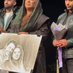 Ashkan Darvishi Instagram - .
ارشیا جان چقدر سخت بود جای خالی و نبودنت توی سالن؛
اما من هم‌مثل تو خوشحال بودم که بعد از یکسال و نیم مامان گلت لبخند زد و یکم حال دلش خوب شد 🙏👑😔
@nasrinmoghanloo 
محمدرضا جان ممنونم بابت صدای بی نظیرت 
@mohamadrezamoghadam
.
دریا جان ممنون بابت تابلوی نقاشی و یادگاری بی نظیرت به بانوی هنرمند ؛ نسرین مقانلو
@daryaahmadi.art 
.
.
#نسرین_مقانلو
