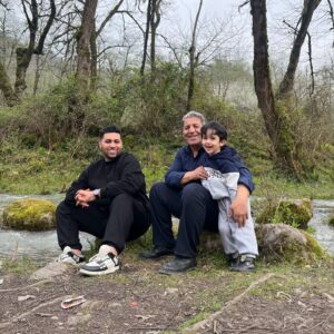 Ashkan Darvishi Instagram - .
میخوام یکی از رازهای بزرگ سال جدیدم رو بهتون بگم پس کامنت این پست خیلی برام مهمه و همشو میخونم ❌️پس یه تصمیم مهم که واسه امسال گرفتین و حتما میخواین انجام بدین رو زیر این پست کامنت بذارین✋️
⚠️حالا خودم چی ؟ من خودم تصمیم گرفتم بدون هیچ تعارفی هر آدمی که حس خوبی بهش ندارم رو از خودم دور کنم (چه مجازی و چه دنیای حقیقی) مثلا یه سریا رو که با تعارف فالو داریم و مجبور به تحمل همدیگه میشیم
⚠️ واقعا تصمیم گرفتم هر آدمی که حس کنم توی این دنیا حس خوب متقابلی بهم نداریم رو بذارم کنار که شاید اونم واقعا راحت بتونه قطع ارتباط کنه و اونم به زور مجبور نباشه با هزارتا سیاست با من دوستی کنه و ارتباط داشته باشه ؛ مخصوصا دنیای مجازی که پر از این دورویی ها و زشتی هاست ...
خلاصه اینکه بشدت دنبال گلچین کردن افراد و ارتباطات هستم تا تعارف و تحمل و ...چون زندگی بشدت کوتاهه ؛ و قبل از هرچیزی بهترین راه برای این تصمیم اینه که اولویت باید خانوادت باشه و اونایی که بدون هیچ ادعایی دوست دارن و کنارت هستن 💪🙏👑
در پایان اینم بگم واقعا هیچ اتفاق خاصی نیفتاده که این تصمیم رو بگیرم تنها دلیلش همینه که شاید از تصمیم های هم برای مسیر پیش رو استفاده کنیم و از زندگی لذت بیشتری ببریم و خودمون برای خودمون ارزش بیشتری قائل بشیم؛اولویت خودمون باشیم و خانوادمون و خودمون رو خیلی بیشتر از قبل دوست داشته باشیم ؛ اینطوری آدمهایی باقی میمونن که از ته دلشون دوست دارن و هر لحظه انرژی مثبت بهت میدن👑💪✋️خودتو دوست داشته باش همین 💙
(به یادگار بمونه از الان ساعت سه و بیست و چهار دقیقه صبح بیست و یکم فروردین هزار و چهارصد و سه وقتی که شارژ گوشیم هفده درصد بود و به عدد مورد علاقه من یعنی عدد ۷ یه ربطی داره😉👑7 )
.
‌
#زندگی #طبیعت #حس_خوب #انرژی_مثبت #عشق 
#love #nature #life