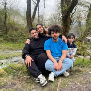 Ashkan Darvishi Instagram - .
میخوام یکی از رازهای بزرگ سال جدیدم رو بهتون بگم پس کامنت این پست خیلی برام مهمه و همشو میخونم ❌️پس یه تصمیم مهم که واسه امسال گرفتین و حتما میخواین انجام بدین رو زیر این پست کامنت بذارین✋️
⚠️حالا خودم چی ؟ من خودم تصمیم گرفتم بدون هیچ تعارفی هر آدمی که حس خوبی بهش ندارم رو از خودم دور کنم (چه مجازی و چه دنیای حقیقی) مثلا یه سریا رو که با تعارف فالو داریم و مجبور به تحمل همدیگه میشیم
⚠️ واقعا تصمیم گرفتم هر آدمی که حس کنم توی این دنیا حس خوب متقابلی بهم نداریم رو بذارم کنار که شاید اونم واقعا راحت بتونه قطع ارتباط کنه و اونم به زور مجبور نباشه با هزارتا سیاست با من دوستی کنه و ارتباط داشته باشه ؛ مخصوصا دنیای مجازی که پر از این دورویی ها و زشتی هاست ...
خلاصه اینکه بشدت دنبال گلچین کردن افراد و ارتباطات هستم تا تعارف و تحمل و ...چون زندگی بشدت کوتاهه ؛ و قبل از هرچیزی بهترین راه برای این تصمیم اینه که اولویت باید خانوادت باشه و اونایی که بدون هیچ ادعایی دوست دارن و کنارت هستن 💪🙏👑
در پایان اینم بگم واقعا هیچ اتفاق خاصی نیفتاده که این تصمیم رو بگیرم تنها دلیلش همینه که شاید از تصمیم های هم برای مسیر پیش رو استفاده کنیم و از زندگی لذت بیشتری ببریم و خودمون برای خودمون ارزش بیشتری قائل بشیم؛اولویت خودمون باشیم و خانوادمون و خودمون رو خیلی بیشتر از قبل دوست داشته باشیم ؛ اینطوری آدمهایی باقی میمونن که از ته دلشون دوست دارن و هر لحظه انرژی مثبت بهت میدن👑💪✋️خودتو دوست داشته باش همین 💙
(به یادگار بمونه از الان ساعت سه و بیست و چهار دقیقه صبح بیست و یکم فروردین هزار و چهارصد و سه وقتی که شارژ گوشیم هفده درصد بود و به عدد مورد علاقه من یعنی عدد ۷ یه ربطی داره😉👑7 )
.
‌
#زندگی #طبیعت #حس_خوب #انرژی_مثبت #عشق 
#love #nature #life