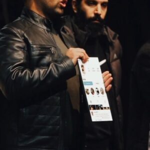 Ashkan Darvishi Instagram - .
من دوستان گل تئاتری زیادی دارم که اتفاقا هم در کارهام بازی کردن و بازی میکنن و هم لطف دارن و حمایت میکنن اما روی صحبتم با بعضی دوستان عزیزم که یه مقدار غیرمنصفانه نقد کرده بودن این هست که ای کاش بازی این بچه ها رو میدیدیم یا بهشون فرصت میدادیم و بعد نقدشون میکردیم ؛ این بهتر بود و انسان دوستانه تر ؛ بعضیا گفتن اگه صحنه آزاده ماهم بریم‌دکتر بشیم و جراحی کنیم که این قیاس اشتباهه چون قطعا علم‌پزشکی و جان انسانها ربطی به احساس و هنر مشترک بین آدمها و وجودشون نداره یعنی همه آدمها ذات و استعداد آمیخته با هنر میتونن داشته باشن اما تسلط به علم جراحی و پزشکی قطعا خیر!!!
بهرحال من امیدوارم دوستان خوب تئاتری خودم هم به حقشون در تئاتر و بازیگری برسن و یه روزی مثل ستاره بدرخشن و نتیجه زحماتشون رو ببینن 
چون اعتقاد دارم هر کسی میتونه تو این دنیای کوتاه زودگذر بی ارزش بهترین هنرهای خودش رو نشون بده و استعدادهاش رو به رخ همگان بکشه ؛ این دلیل ریسک پذیری منه و اگه لازم باشه در ادامه حتما بصورت مستند هم ثابت میکنم که چرا این ریسک پذیری حتی از نظر تجاری و حتی حرفه ای هم به نفع من بوده 
در پایان در ادامه اسکرین شات و تمدید اجراها به دنبال ریسک های بزرگتری هستم که امیدوارم اتفاق بیفته و بتونم باعث رونق تئاتر و هنر کشورم بشم 👑💙🙏
#تئاتر #اسکرین_شات #پردیس_تئاتر_شهرزاد