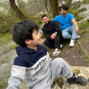 Ashkan Darvishi Instagram - .
میخوام یکی از رازهای بزرگ سال جدیدم رو بهتون بگم پس کامنت این پست خیلی برام مهمه و همشو میخونم ❌️پس یه تصمیم مهم که واسه امسال گرفتین و حتما میخواین انجام بدین رو زیر این پست کامنت بذارین✋️
⚠️حالا خودم چی ؟ من خودم تصمیم گرفتم بدون هیچ تعارفی هر آدمی که حس خوبی بهش ندارم رو از خودم دور کنم (چه مجازی و چه دنیای حقیقی) مثلا یه سریا رو که با تعارف فالو داریم و مجبور به تحمل همدیگه میشیم
⚠️ واقعا تصمیم گرفتم هر آدمی که حس کنم توی این دنیا حس خوب متقابلی بهم نداریم رو بذارم کنار که شاید اونم واقعا راحت بتونه قطع ارتباط کنه و اونم به زور مجبور نباشه با هزارتا سیاست با من دوستی کنه و ارتباط داشته باشه ؛ مخصوصا دنیای مجازی که پر از این دورویی ها و زشتی هاست ...
خلاصه اینکه بشدت دنبال گلچین کردن افراد و ارتباطات هستم تا تعارف و تحمل و ...چون زندگی بشدت کوتاهه ؛ و قبل از هرچیزی بهترین راه برای این تصمیم اینه که اولویت باید خانوادت باشه و اونایی که بدون هیچ ادعایی دوست دارن و کنارت هستن 💪🙏👑
در پایان اینم بگم واقعا هیچ اتفاق خاصی نیفتاده که این تصمیم رو بگیرم تنها دلیلش همینه که شاید از تصمیم های هم برای مسیر پیش رو استفاده کنیم و از زندگی لذت بیشتری ببریم و خودمون برای خودمون ارزش بیشتری قائل بشیم؛اولویت خودمون باشیم و خانوادمون و خودمون رو خیلی بیشتر از قبل دوست داشته باشیم ؛ اینطوری آدمهایی باقی میمونن که از ته دلشون دوست دارن و هر لحظه انرژی مثبت بهت میدن👑💪✋️خودتو دوست داشته باش همین 💙
(به یادگار بمونه از الان ساعت سه و بیست و چهار دقیقه صبح بیست و یکم فروردین هزار و چهارصد و سه وقتی که شارژ گوشیم هفده درصد بود و به عدد مورد علاقه من یعنی عدد ۷ یه ربطی داره😉👑7 )
.
‌
#زندگی #طبیعت #حس_خوب #انرژی_مثبت #عشق 
#love #nature #life