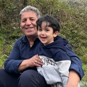 Ashkan Darvishi Instagram - .
میخوام یکی از رازهای بزرگ سال جدیدم رو بهتون بگم پس کامنت این پست خیلی برام مهمه و همشو میخونم ❌️پس یه تصمیم مهم که واسه امسال گرفتین و حتما میخواین انجام بدین رو زیر این پست کامنت بذارین✋️
⚠️حالا خودم چی ؟ من خودم تصمیم گرفتم بدون هیچ تعارفی هر آدمی که حس خوبی بهش ندارم رو از خودم دور کنم (چه مجازی و چه دنیای حقیقی) مثلا یه سریا رو که با تعارف فالو داریم و مجبور به تحمل همدیگه میشیم
⚠️ واقعا تصمیم گرفتم هر آدمی که حس کنم توی این دنیا حس خوب متقابلی بهم نداریم رو بذارم کنار که شاید اونم واقعا راحت بتونه قطع ارتباط کنه و اونم به زور مجبور نباشه با هزارتا سیاست با من دوستی کنه و ارتباط داشته باشه ؛ مخصوصا دنیای مجازی که پر از این دورویی ها و زشتی هاست ...
خلاصه اینکه بشدت دنبال گلچین کردن افراد و ارتباطات هستم تا تعارف و تحمل و ...چون زندگی بشدت کوتاهه ؛ و قبل از هرچیزی بهترین راه برای این تصمیم اینه که اولویت باید خانوادت باشه و اونایی که بدون هیچ ادعایی دوست دارن و کنارت هستن 💪🙏👑
در پایان اینم بگم واقعا هیچ اتفاق خاصی نیفتاده که این تصمیم رو بگیرم تنها دلیلش همینه که شاید از تصمیم های هم برای مسیر پیش رو استفاده کنیم و از زندگی لذت بیشتری ببریم و خودمون برای خودمون ارزش بیشتری قائل بشیم؛اولویت خودمون باشیم و خانوادمون و خودمون رو خیلی بیشتر از قبل دوست داشته باشیم ؛ اینطوری آدمهایی باقی میمونن که از ته دلشون دوست دارن و هر لحظه انرژی مثبت بهت میدن👑💪✋️خودتو دوست داشته باش همین 💙
(به یادگار بمونه از الان ساعت سه و بیست و چهار دقیقه صبح بیست و یکم فروردین هزار و چهارصد و سه وقتی که شارژ گوشیم هفده درصد بود و به عدد مورد علاقه من یعنی عدد ۷ یه ربطی داره😉👑7 )
.
‌
#زندگی #طبیعت #حس_خوب #انرژی_مثبت #عشق 
#love #nature #life
