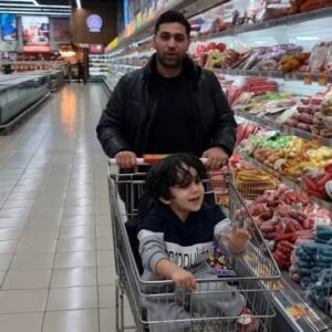 Ashkan Darvishi Instagram - .
روز همه پدرها مبارک 👑 و روز پدر رو به مادرهایی که بچه کوچیک دارن هم تبریک میگم چون هم پدرن و هم مادر 💪
دیشب بعد تئاتر بخاطر مریضی مهشید خانم و اینکه نیکان اذیتش نکنه و بتونه استراحت کنه تصمیم گرفتم بچه داری کنم ؛ و خیلی سخته خییییلی ؛ خدایی ما پدرها باید قدردان مادر بچه هامون باشیم 💙👑
@mahshidkhosravii
@nikandarvishi
#روز_پدر #روز_پدر_مبارک