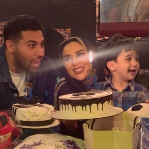 Ashkan Darvishi Instagram - شش ماه از عروسیمون گذاشته بود و من و‌ اشکان هلاک بچه من شش تا بچه میخواستم و‌ اشکان هفت تا 😐 تا اینکه دوازده مهر سال نود و نه نیکان به دنیا اومد و تازه فهمیدیم چه غلطی کردیم 🤣 فکر کن باید دو ساعت یه دفعه بیدار میشدم و به بچه شیر میدادم ساعت یک نصف شب ،سه نصف شب ، پنج صبح همین جوری دو ساعت یه بار 🤦‍♀️ 
اونم من که بی خوابی و گرسنگی دیوونه ام‌ میکنه 😐 
این سه سال واقعا با عذاب گذشت با تمام شیرینی هاش 🙂
واقعیت اینه که من فکرشم نمیکردم بچه داری انقدر سخت باشه اگر مادرم و‌ مادرشوهرم نبودن تا الان سر به بیابون گذاشته بودم 🤦‍♀️ چون هم من هم اشکان هردو عاشق شغلمون هستیم و خیلی درگیریم و بچه واقعا مادری میخواد که خانه دار باشه به هرحال تو این سه سال پدرمون دراومد 🤣 
اینا ناشکری نیست درد و دل یه مادره که خیلی خسته است فقط همین 😍 وگرنه روزی هزار بار به جون خودش خداروشکر میکنم که نیکان بچه من و‌ اشکانه 🧡 فقط میگم بچه داری خیلی سخته همین 🥹 
فقط خداروشکر که دومی سقط شد چون اصلا الان وقتش نبود 🤦‍♀️
تو مهمونی های فامیلی همیشه سرگرم کردن بچه ها با من بود ولی بچه مردم شیرینه چون چندساعت بازی میکنی بچه میره خونه اش ولی بچه خودت همیشه هست 😁 خلاصه این که دردت به جونم مادر خداروشکر که هستی تا من و اشکان و حرص بدی مطمئنم تا زنده ام هرروز بیشتر از دیروز حرصم میدی چون میگن بچه هرچی بزرگتر میشه اذیت هاشم بیشتر میشه 😁 تولدت مبارک زندگیم 😍