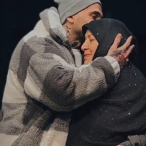 Ashkan Darvishi Instagram - .
روز همه مادرها مبارک 💙👑
حواسمون به دل و قلب پدر مادرهامون باشه ...
تا زنده هستن و کنارمونن مواظب بهترین رفیقامون باشیم👑
امیرجان سایه پدر مادر گلتون مستدام👑
@amirkhalvatofficial
.

Video&Edit @amireeb
#روز_مادر_مبارک #روز_مادر #مادر #امیر_خلوت