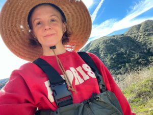 Ashley Bell Instagram - Woman in front of Mountain. 🤍🌿🌳🌲🌱✨ #calma #nature #redhead #spf #superhat