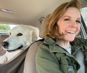 Ashley Bell Instagram - Gotcha 6 ✨🔔🤍☀️🥧 🏔️ 😍 #samesmile #greatpyrenees #rescuedog #redhead