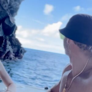 Ashley Bell Instagram - Permanent smile ✨🤍🌊⛰️🙌🏻. Nāpali Coast!! 🦀 ✨🦀⚓️🚤 🍪 ☀️ ✨ #landistheenemy #boataccessonly! #ginger #spf #gingerslovespf