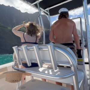 Ashley Bell Instagram - Permanent smile ✨🤍🌊⛰️🙌🏻. Nāpali Coast!! 🦀 ✨🦀⚓️🚤 🍪 ☀️ ✨ #landistheenemy #boataccessonly! #ginger #spf #gingerslovespf