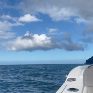 Ashley Bell Instagram - Permanent smile ✨🤍🌊⛰️🙌🏻. Nāpali Coast!! 🦀 ✨🦀⚓️🚤 🍪 ☀️ ✨ #landistheenemy #boataccessonly! #ginger #spf #gingerslovespf