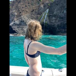 Ashley Bell Instagram - Permanent smile ✨🤍🌊⛰️🙌🏻. Nāpali Coast!! 🦀 ✨🦀⚓️🚤 🍪 ☀️ ✨ #landistheenemy #boataccessonly! #ginger #spf #gingerslovespf
