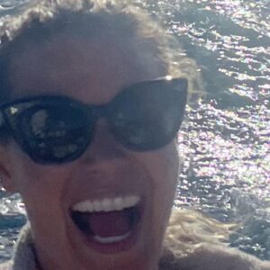 Ashley Bell Instagram - Permanent smile ✨🤍🌊⛰️🙌🏻. Nāpali Coast!! 🦀 ✨🦀⚓️🚤 🍪 ☀️ ✨ #landistheenemy #boataccessonly! #ginger #spf #gingerslovespf
