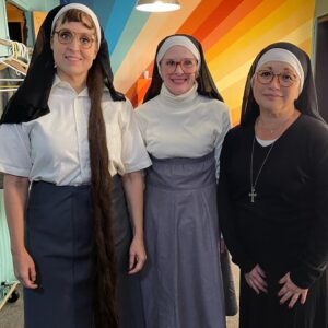 Ashley Bell Instagram - THE HOLIDAY SHOW at @thegroundlings is entering its LAST weekend!! I am so proud to be part of this insanely fun show directed by North Star @chris.eckert ! Grab tikis for mirth!! Link in bio 🤍🌲✨🎟️ #lowrise #nuns #ghostbusters #losangeles #theatre #wigs