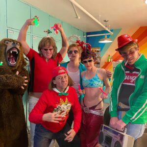 Ashley Bell Instagram - The Holiday Show and some #GAS at @thegroundlings !!! So ecstatic about this show!! Two more weekends to check it out! Fri / Sat at 7:20p #groundlings #losangeles #theater #wigout #atticandtubtreasures