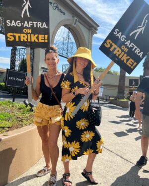 Ashley Mary Nunes Instagram - Out on the picket line at Paramount with my Hollywood partner in crime, @jennylouwonder 

#SAGAFTRASTRONG 💪