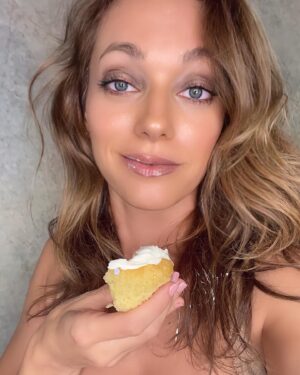 Ashley Mary Nunes Instagram - #ForeverYoung 💜🎂🥳 

Did a Bday #Selfie Shoot! 
.
.
.
.
#WonderWoman #BirthdayGirl #BirthdayWish #BirthdayBalloons #InDaClub #50Cents #GoShawty  #Princess #Royalty #HollywoodWonderWoman #Hollywood #Birthday #InstaLove #InstaGood #HappyBirthday #ItsMyBirthday #BirthdaySuit #Cupcakes #BirthdaySelfie #NovemberBaby #Scorpio #November21