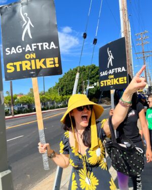 Ashley Mary Nunes Instagram - Out on the picket line at Paramount with my Hollywood partner in crime, @jennylouwonder 

#SAGAFTRASTRONG 💪