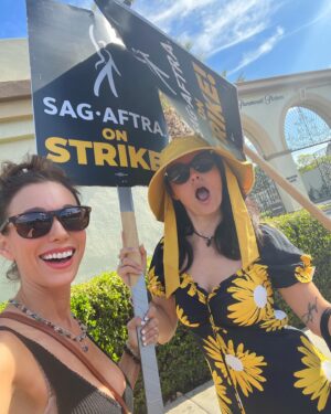 Ashley Mary Nunes Instagram - Out on the picket line at Paramount with my Hollywood partner in crime, @jennylouwonder 

#SAGAFTRASTRONG 💪