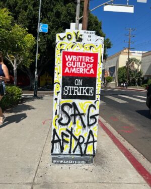 Ashley Mary Nunes Instagram - Out on the picket line at Paramount with my Hollywood partner in crime, @jennylouwonder 

#SAGAFTRASTRONG 💪