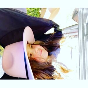 Ashlynn Yennie Instagram - Preschool Pick Up but make it Chic 🌻💛👒 Also, this morning I caught a glimpse of what my babe will be like as a teenager and I am in trouble … But she does give me sweet kisses on the reg now so I guess it’s okkkkk 🤪👍🏻 #momlife #preschooler #threeager #sourpatchkid #makeitchic