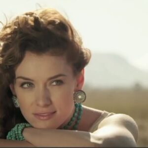 Ashlynn Yennie Instagram - In 2012 I auditioned for the role of SAM in Toby Keith’s Concert opener, this was one of the coolest jobs I’ve done. Spent three days in the Mojave Desert with Toby and his crew, the wind was insane, blowing my curls everywhere, styled in cowboy boots and turquoise. Cast by the wonderful @bernard_x , thank you, Dream Job 🫶🏻 
Toby was one of the nicest people to work with and my heart goes out to his family, friends and fans ❤️ 😢 RIP Toby #redsolocup #tributepost #flashbackfriday
