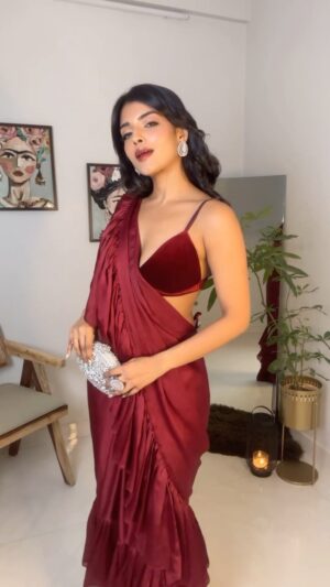Ashna Zaveri Instagram - This Diwali don’t burst a pataka, be one 😋💥
#grwm

Gorgeous red saree / earrings / clutch @thesource_buyorborrow
Cushion cover base @jungsaemmool11 
Lip tint @jungsaemmool11 
Eyeshadow @hudabeauty 
Liner/mascara @yslbeauty