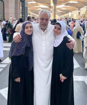 Ashraf Zaki Instagram - صلاة العيد من اجمل مكان في الدنيا
من المسجد النبوي الشريف 
عيد فطر مبارك ❤️
@ashrafzakyoffical 
@mayathezaki 
@mariaamzaky