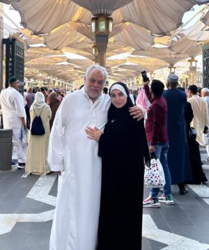 Ashraf Zaki Instagram - صلاة العيد من اجمل مكان في الدنيا
من المسجد النبوي الشريف 
عيد فطر مبارك ❤️
@ashrafzakyoffical 
@mayathezaki 
@mariaamzaky