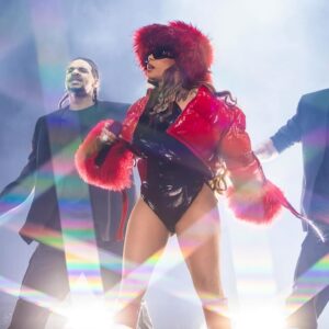 Ashton Michael Instagram - 🤍❤️🖤KEYSHIA 🖤❤️🤍
.
Keyshia Cole performing on her “Love Hard “ tour in custom version of Ashton Michael #punktsugicollection  patent / Mongolian fur bondage puffers . 
:
Styled by @aleherself 
Makeup by @upscale_artistry 
.

.
#ashtonmichael #keyshiacole #lovehardtour